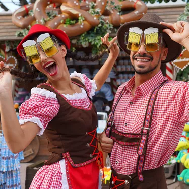 Gardaland Park - Oktoberfest - Persone con costumi bavaresi
