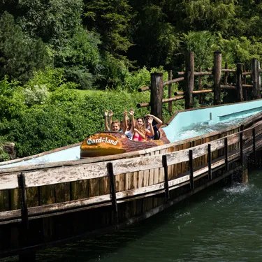 Gardaland Park - Colorado Boat - People onboarding tree trunks