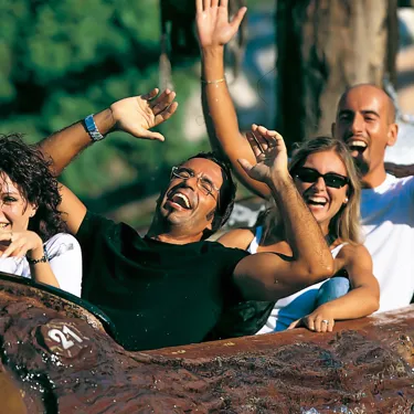 Gardaland Park - Colorado Boat - Persone che si divertono a bordo dei tronchi