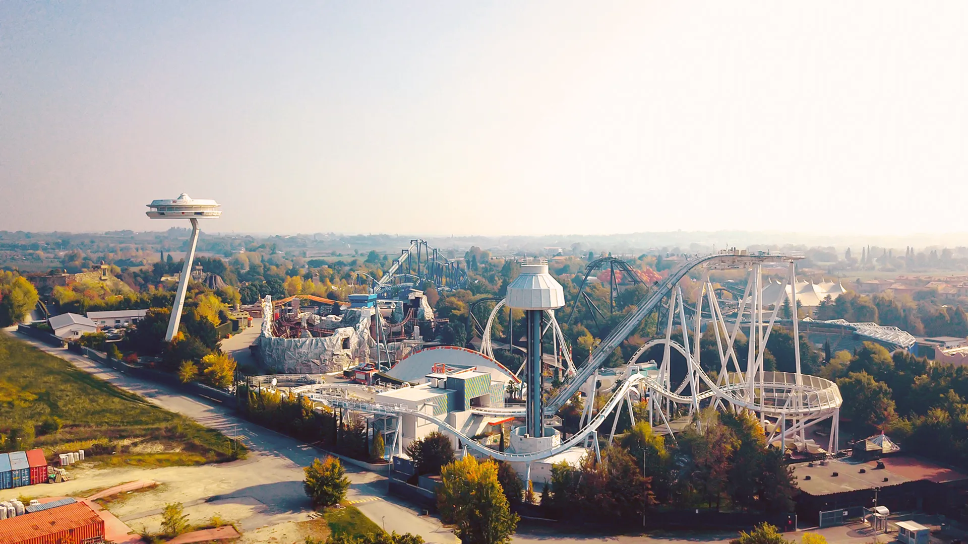Gardaland Park - Panorama con Flying Island, Oblivion, Mammut, Blue Tornado