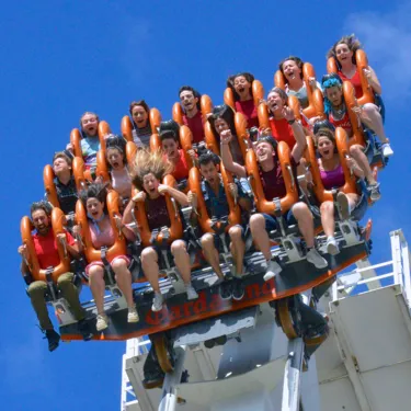 Gardaland Park - Oblivion - Leute an Bord