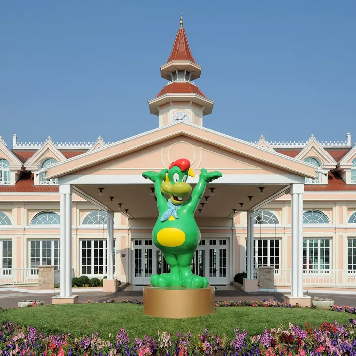 Gardaland Hotel - Entrance with Prezzemolo's statue