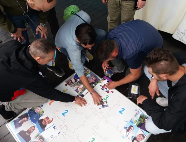 Discovery Team - Attività di Team Building sul Lago di Garda con maxi puzzle e coinvolgimento emotivo