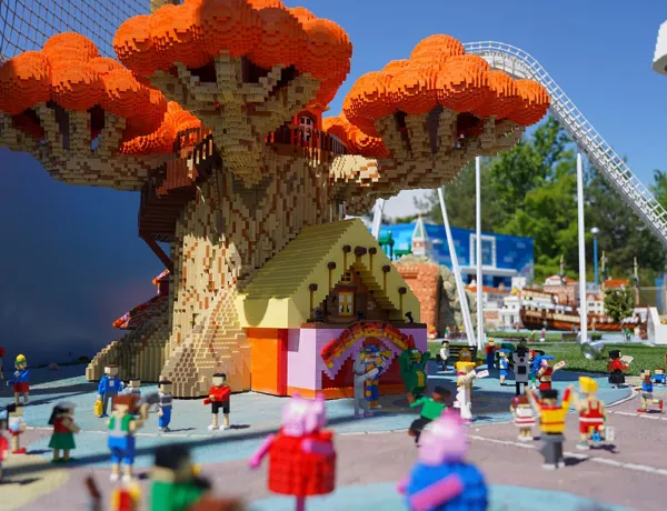 Gardaland Brick Masters - Attività di Team Building sul Lago di Garda - Competizione Fantasy con mattoncini LEGO